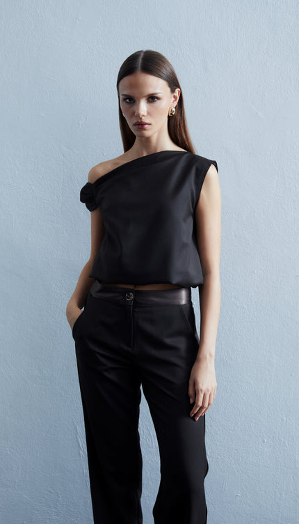 Chic Omuz Detaylı Saten Bluz