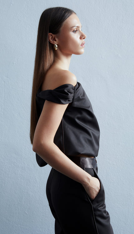 Chic Omuz Detaylı Saten Bluz