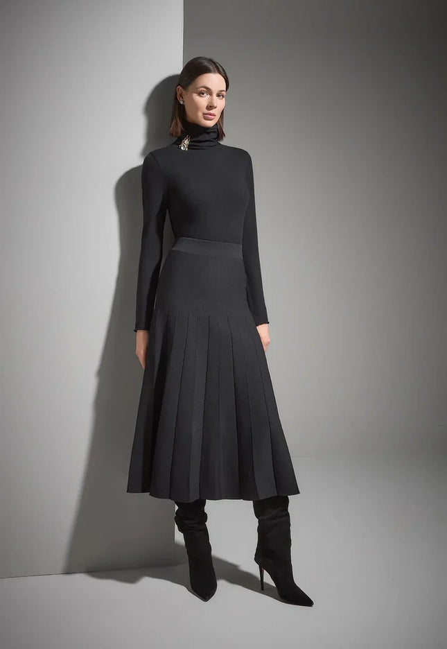 Arı Broş Detaylı Siyah Triko Kazak