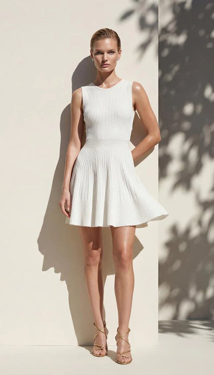 Sırt Dekolteli Beyaz Mini Kloş Elbise