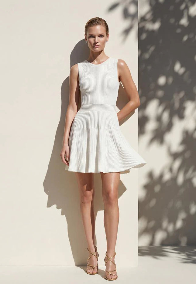 Sırt Dekolteli Beyaz Mini Kloş Elbise