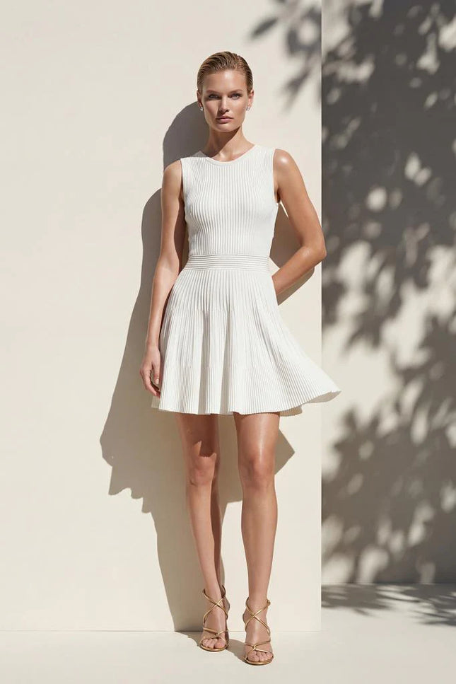 Sırt Dekolteli Beyaz Mini Kloş Elbise
